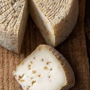 גבינת ענבר מחלבת שירת רועים